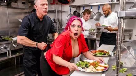 Шеф-повар прямо на кухне трахает в задницу рыжую сучку